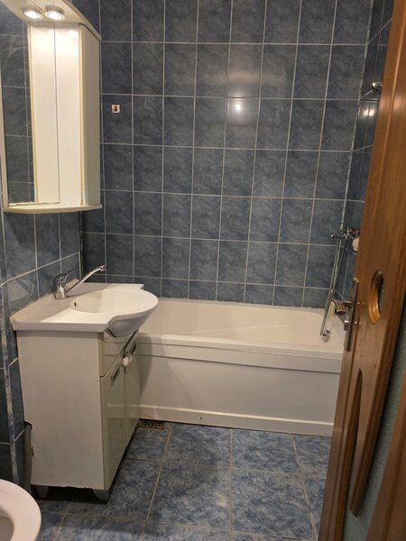 Titan, 10 minute metrou, chiar pe Barajul Lotru, bloc reabilitat