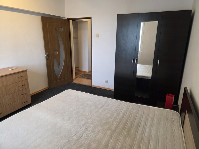 Titan, 10 minute metrou, chiar pe Barajul Lotru, bloc reabilitat