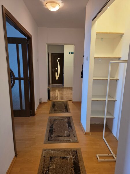 Titan, 10 minute metrou, chiar pe Barajul Lotru, bloc reabilitat